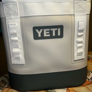 YETI 20 Camino Tote Bag Camp Green & Taupe